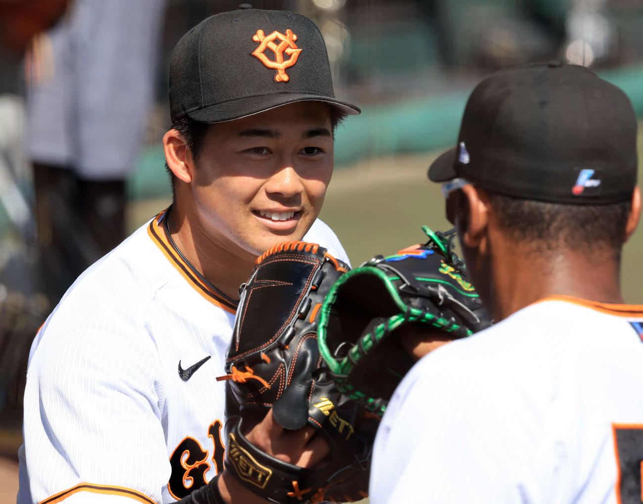 巨人紅白戦　2イニング無失点の代木はナインとハイタッチ（撮影・浅見桂子）