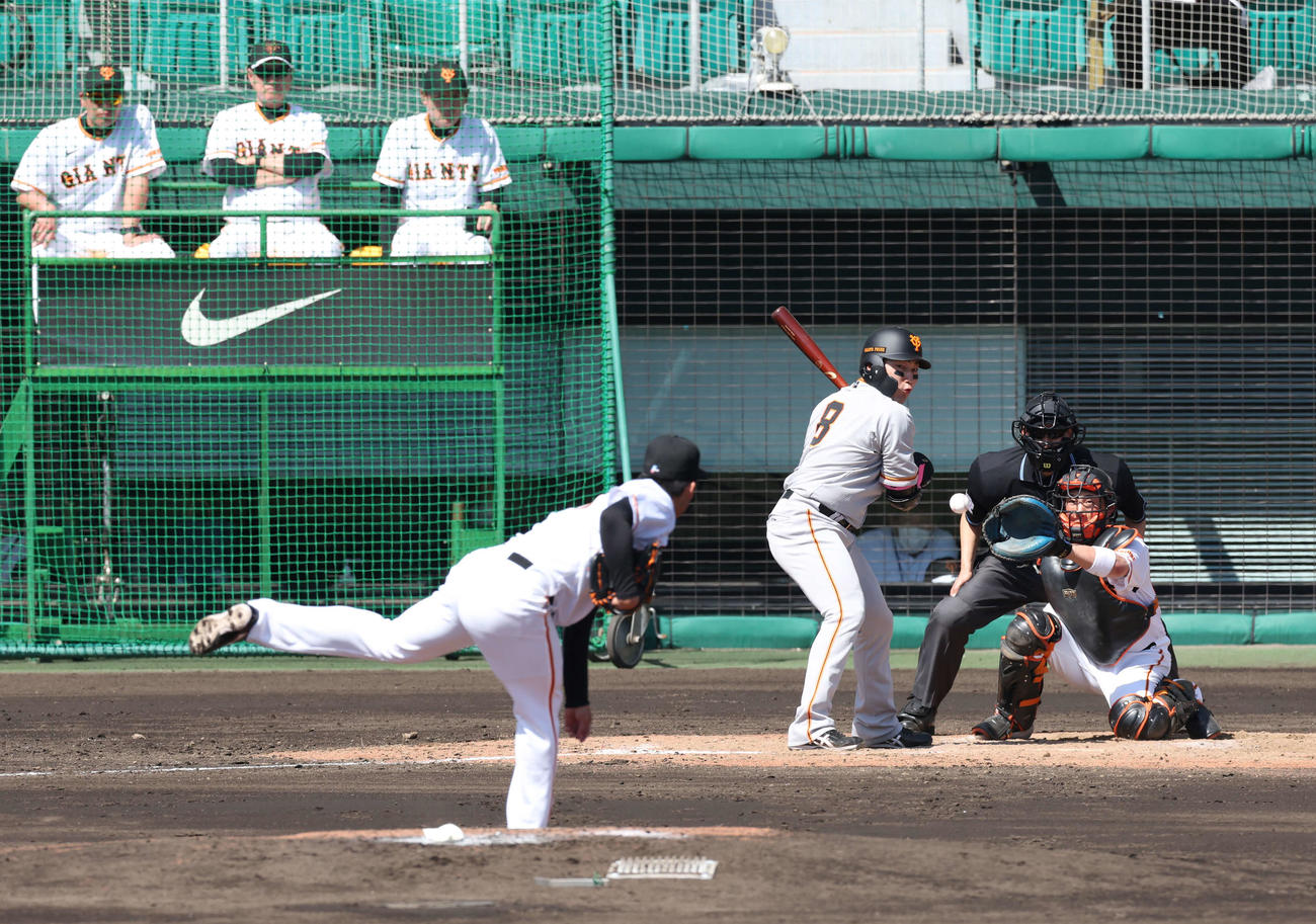 巨人紅白戦　3回表紅組1死二塁、丸を見逃し三振に抑える白組代木（撮影・宮地輝）
