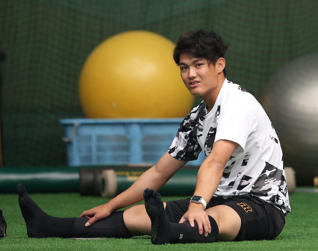 練習前に宜野座ドームでアップする西純（2023年2月16日撮影）