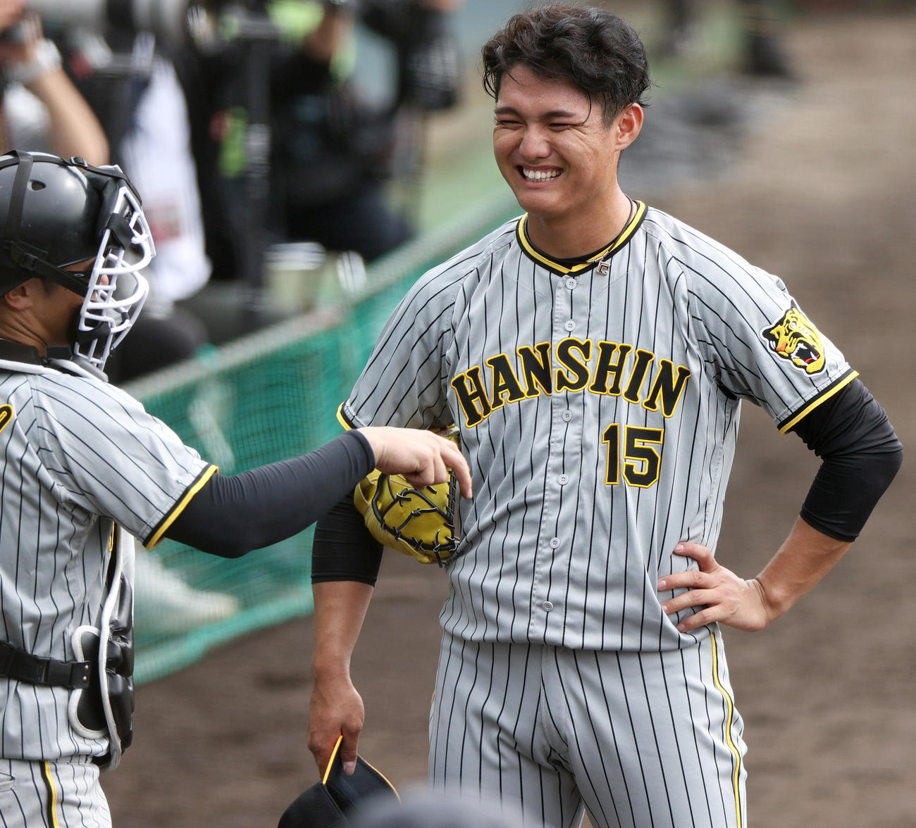 シート打撃で登板を終え笑顔を見せる阪神西純（2023年2月4日撮影）