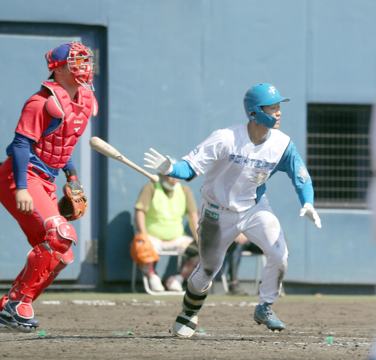日本ハム対キューバ　3回裏日本ハム1死満塁、石井は右中間に走者一掃の3点適時三塁打を放つ（撮影・佐藤翔太）
