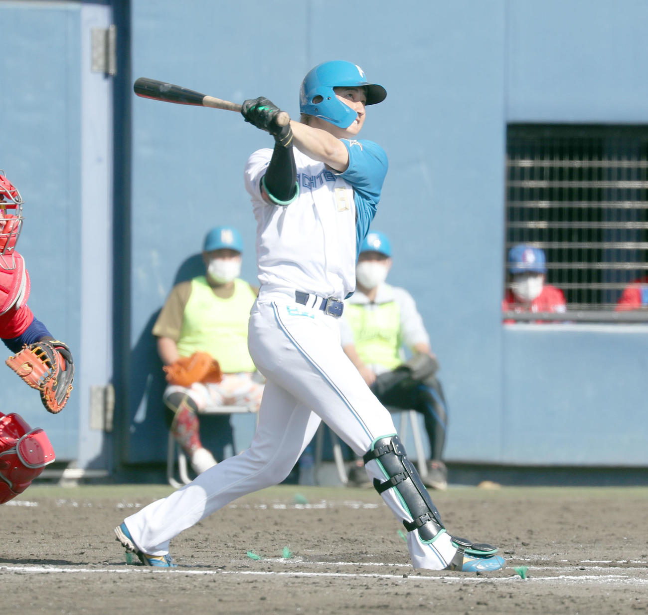 日本ハム対キューバ　6回裏日本ハム無死一塁、浅間は右越え2点本塁打を放つ（撮影・佐藤翔太）