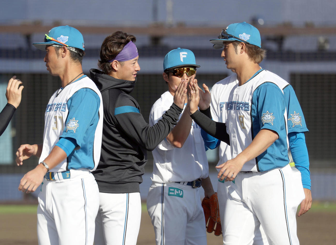 日本ハム対キューバ　試合終了後、日本ハム吉田（左から2人目）は浅間を笑顔で出迎える（撮影・佐藤翔太）