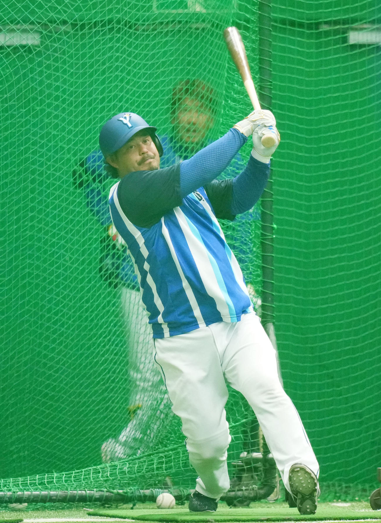 室内でのフリー打撃で快音を響かせるDeNA宮崎（2023年2月10日撮影）