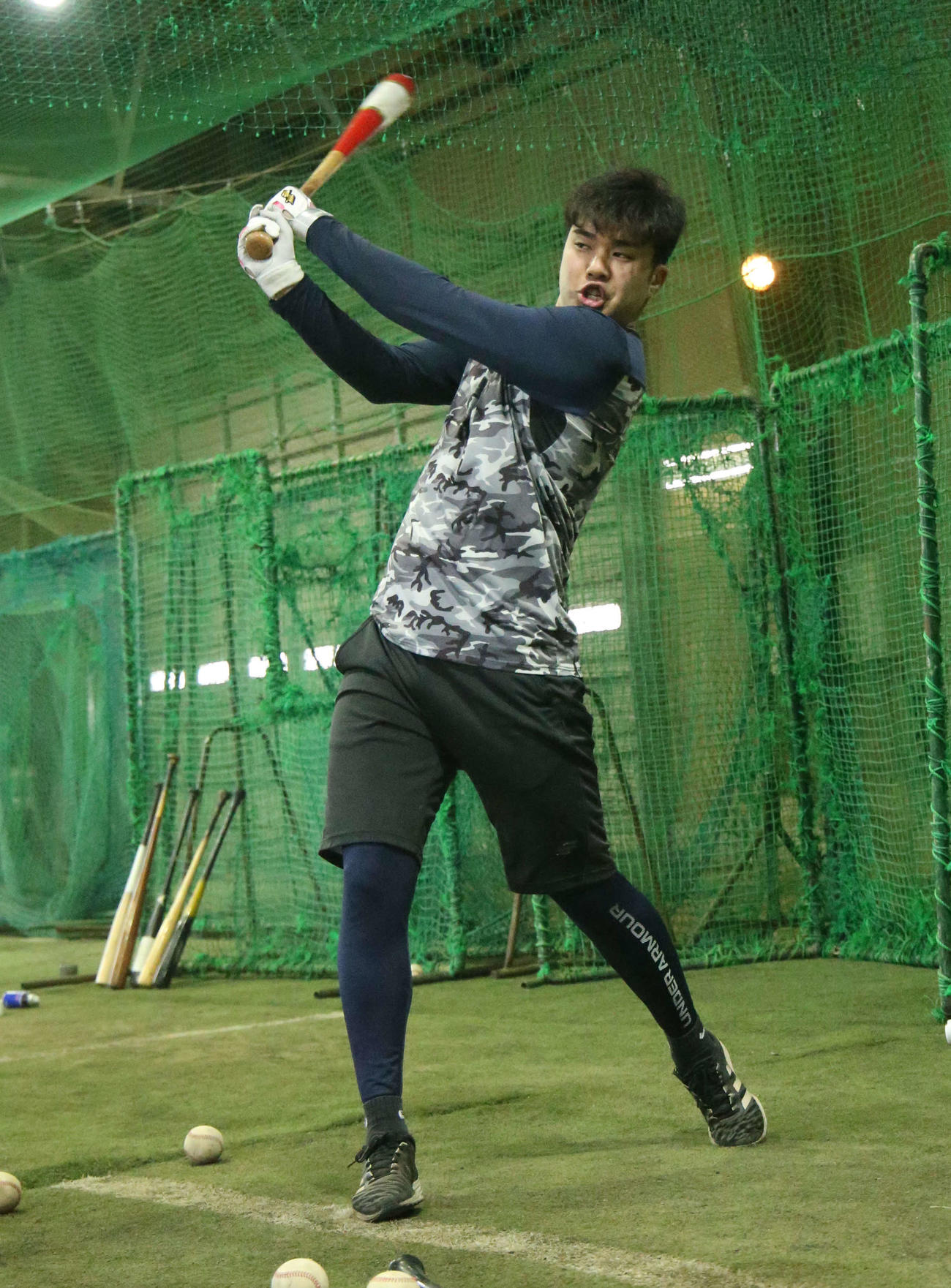バットを振る佐藤拓