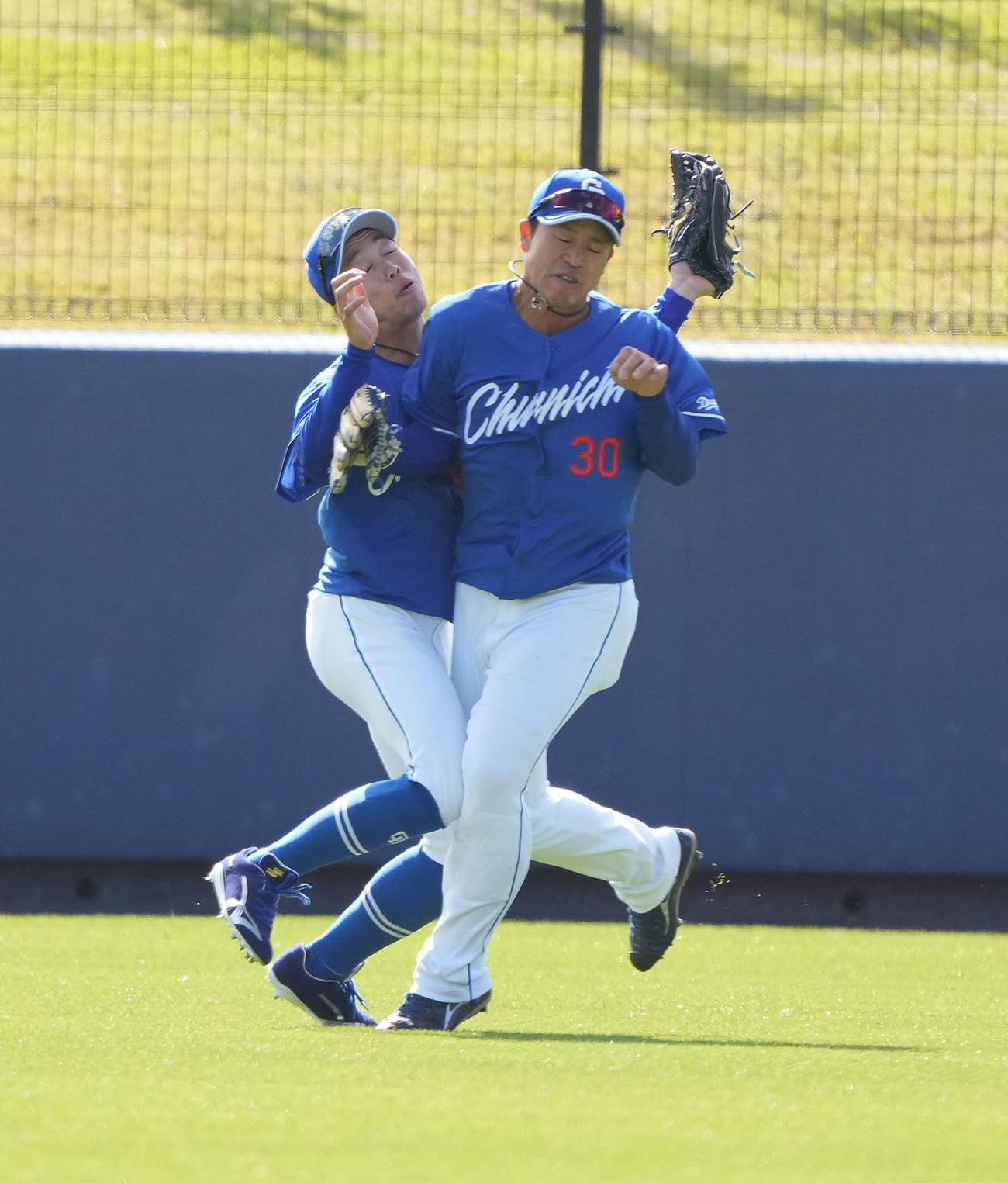 日本ハム対中日　6回裏日本ハム2死二、三塁、今川の打球を捕球するも三好と激突する岡林（左）（撮影・森本幸一）
