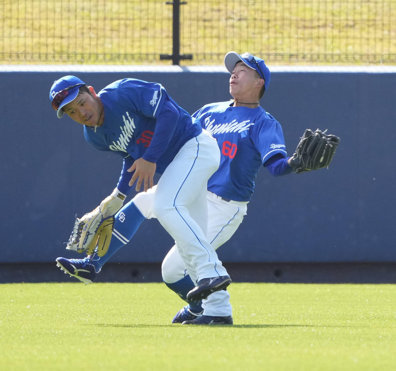 日本ハム対中日　6回裏日本ハム2死二、三塁、今川の打球を捕球するも三好と激突する岡林（右）（撮影・森本幸一）