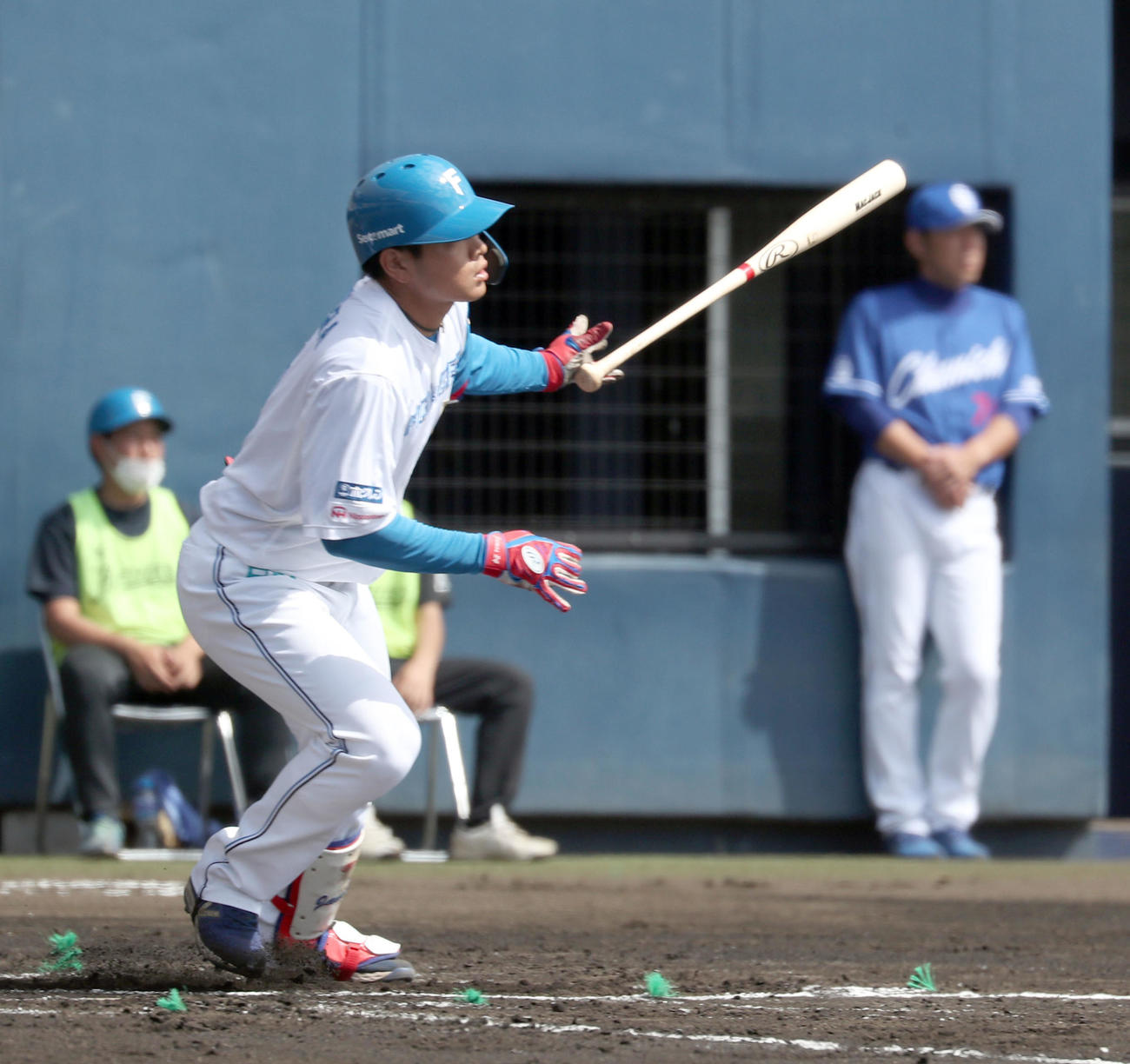 日本ハム対中日　1回裏日本ハム1死一、二塁、野村は先制となる適時二塁打を放つ（撮影・佐藤翔太）
