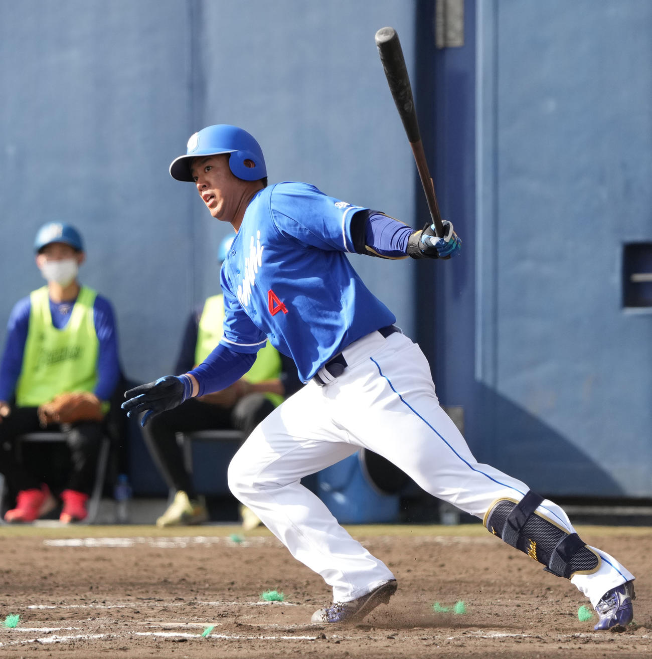 日本ハム対中日　8回表中日2死一、二塁、左前適時打を放つ鵜飼（撮影・森本幸一）