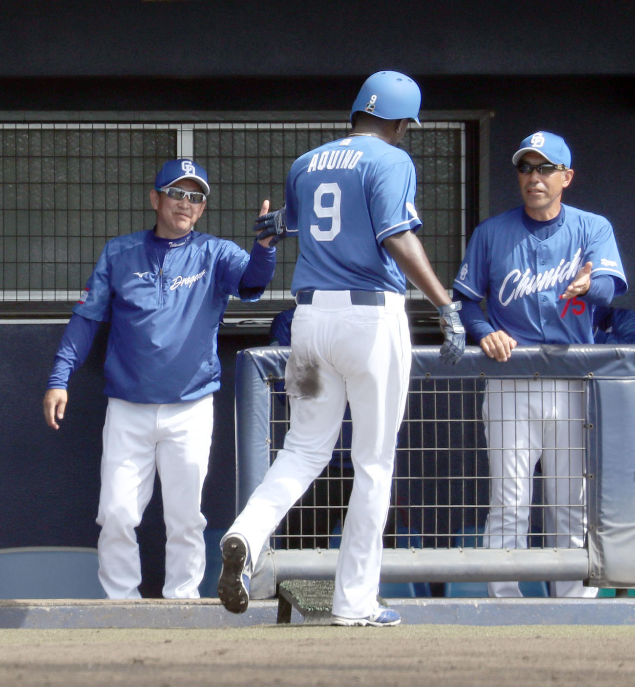 日本ハム対中日　2回表中日2死二塁、木下の中前適時打で生還したアキーノを出迎える立浪監督（撮影・佐藤翔太）