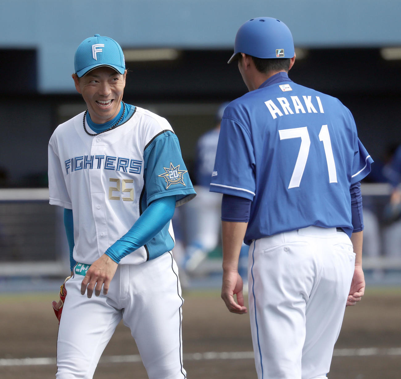 日本ハム対中日　4回表を無失点に抑えた日本ハム宮西（左）は中日荒木コーチに声をかけられ笑顔を見せる（撮影・佐藤翔太）