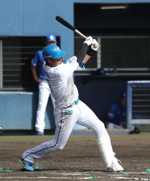 日本ハム対中日　6回裏日本ハム1死二塁、木村は適時二塁打を放つ（撮影・佐藤翔太）