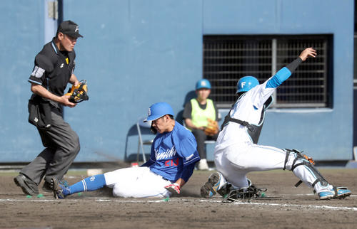 日本ハム対中日　8回表中日2死一、二塁、鵜飼の左前適時打で生還する二走樋口。捕手古川（撮影・佐藤翔太）