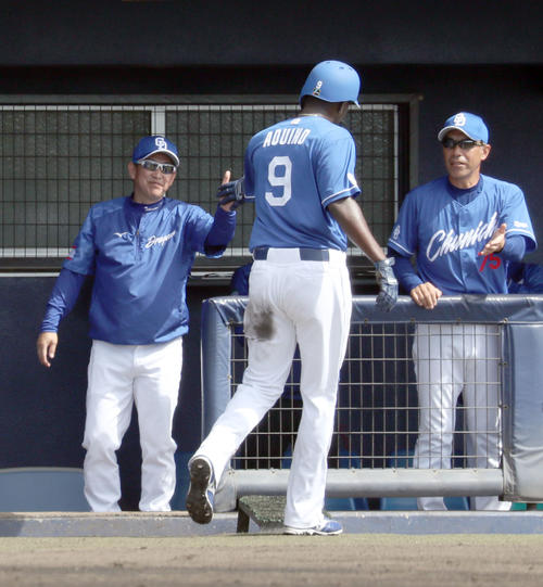 日本ハム対中日　2回表中日2死二塁、木下の中前適時打で生還したアキーノを出迎える立浪監督（撮影・佐藤翔太）