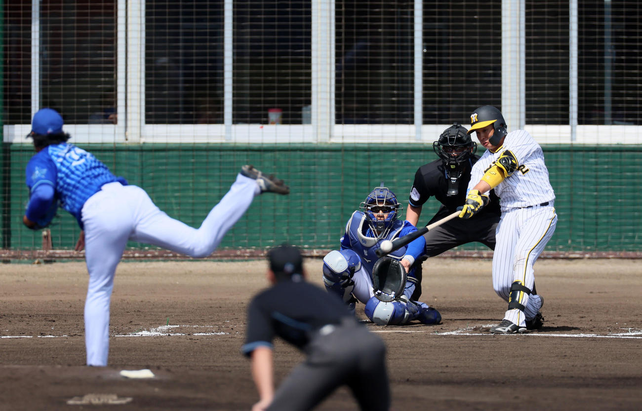阪神対DeNA 3回裏阪神無死一塁、梅野は左前打を放つ。投手は上茶谷（撮影・加藤哉）