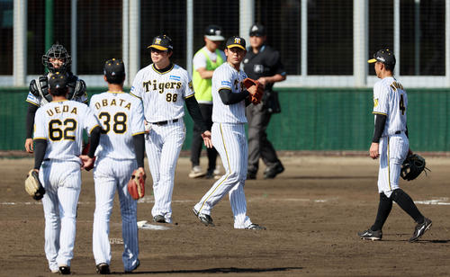 阪神対DeNA 9回表DeNA無死一塁、岡留は1死も奪えず降板(撮影・加藤哉)