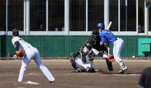 阪神対DeNA 9回表DeNA無死、松尾は死球を受け出塁。投手は岡留(撮影・加藤哉)