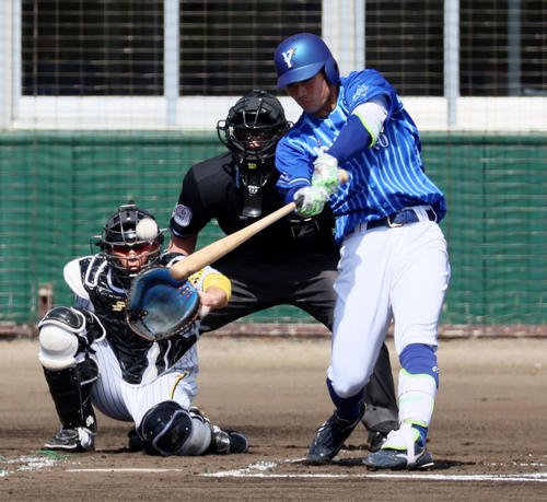 阪神対DeNA 3回表DeNA無死、知野は中前打を放つ(撮影・加藤哉)