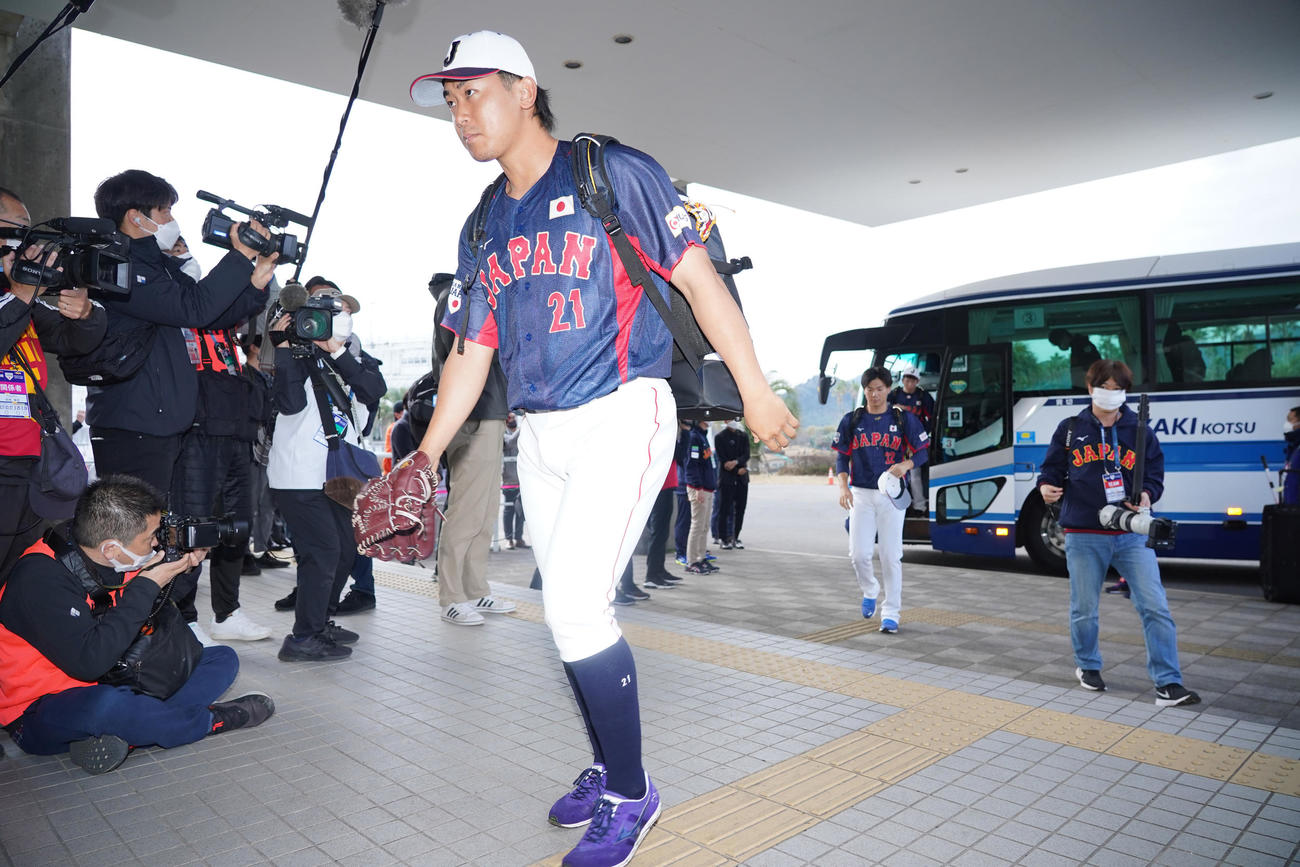 サインプレーの確認で非公開のひなた木の花ドームへ入る今永（左）ら投手陣（撮影・垰建太）