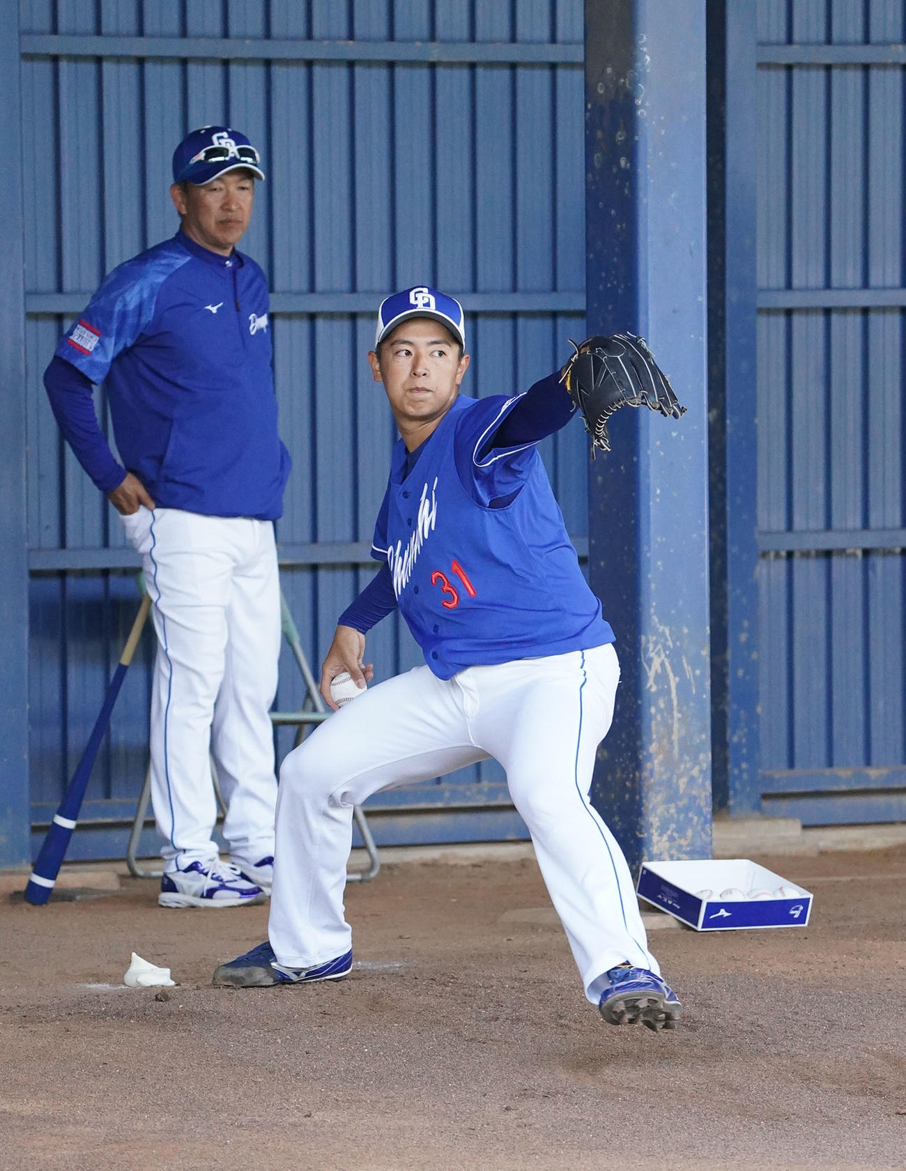 立浪監督の見つめる前で投球練習をする仲地（右）（撮影・森本幸一）