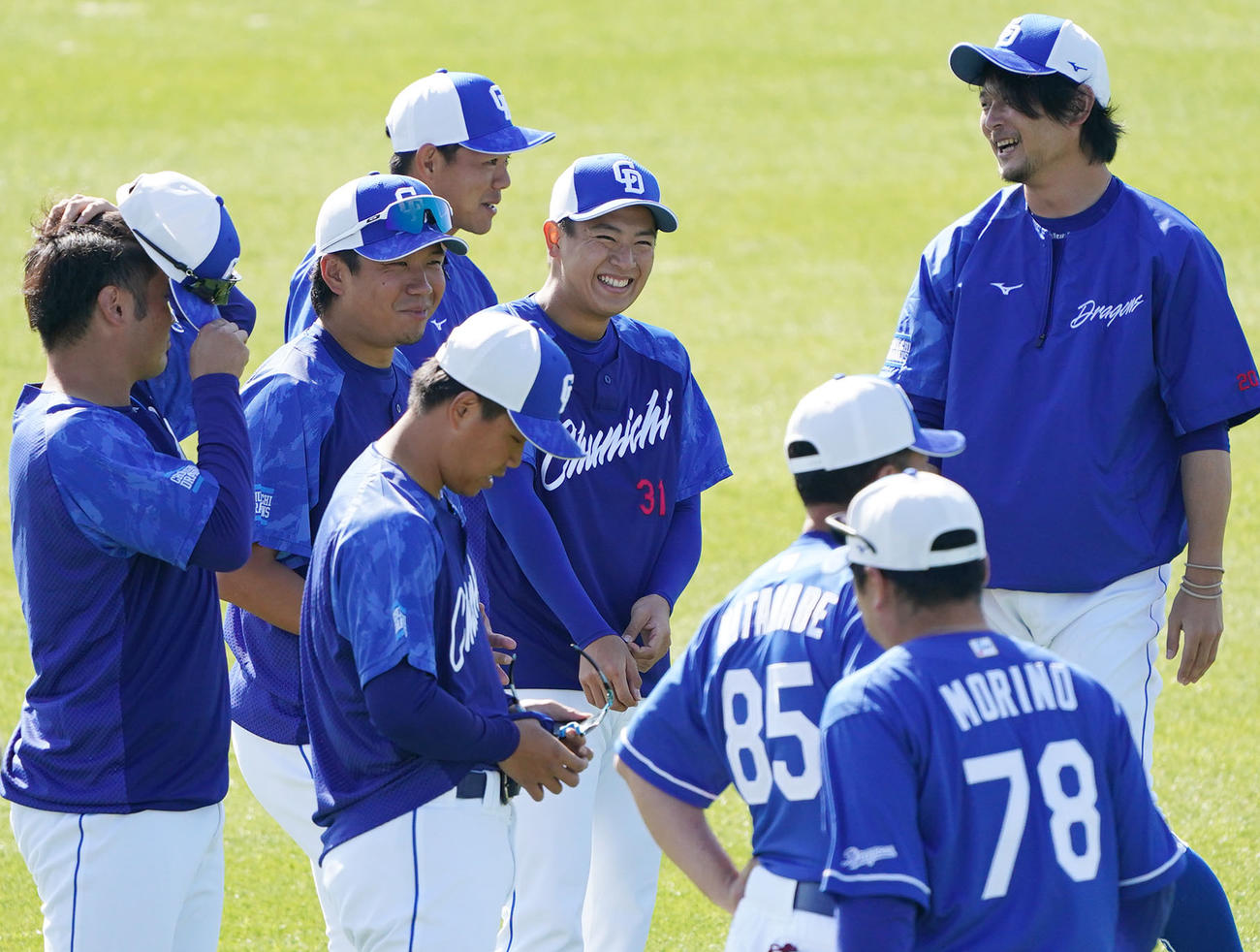 第4クールから一軍の練習に合流し明るい表情でナインと談笑する仲地（中央）（撮影・森本幸一）