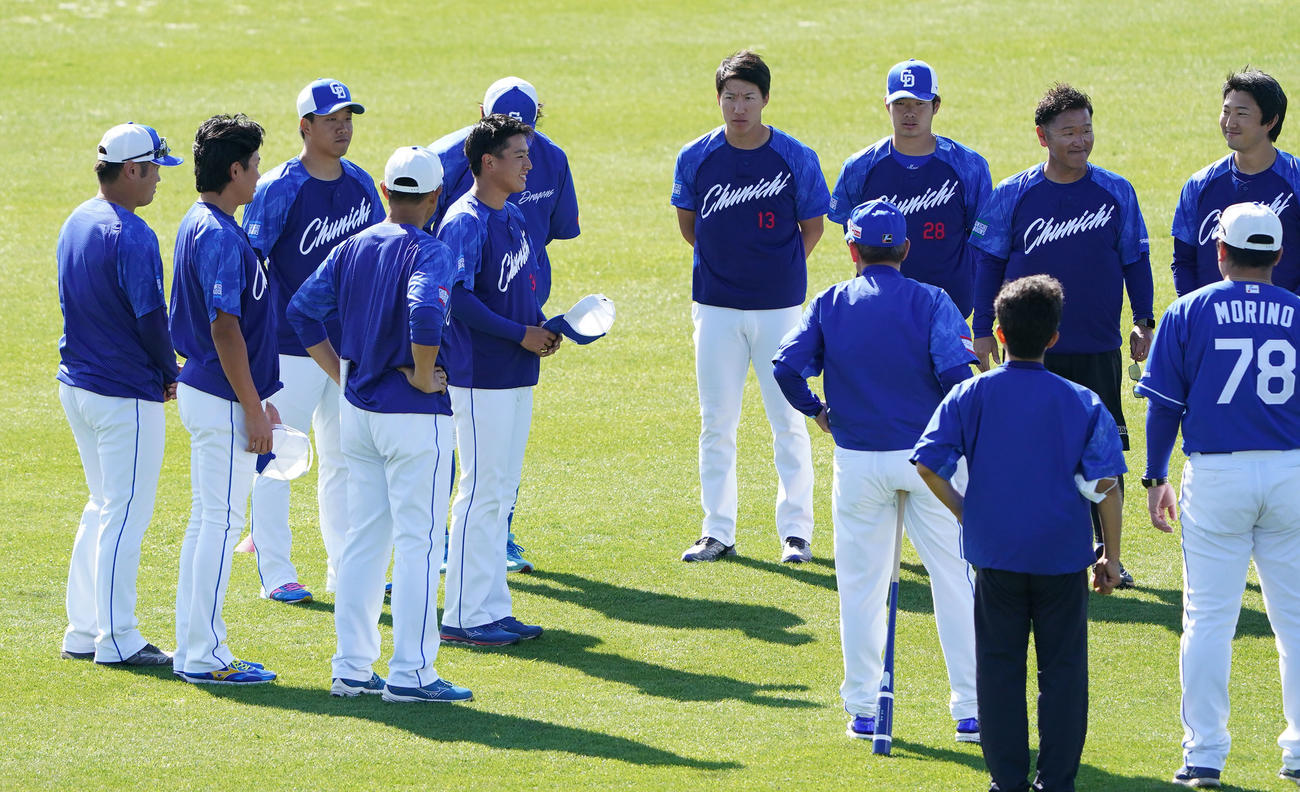 第4クールから一軍の練習に合流し練習前にあいさつをする仲地（円陣・中央）（撮影・森本幸一）