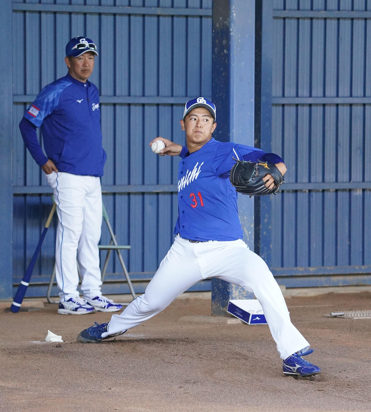 立浪監督の見つめる前で投球練習をする仲地（右）（撮影・森本幸一）