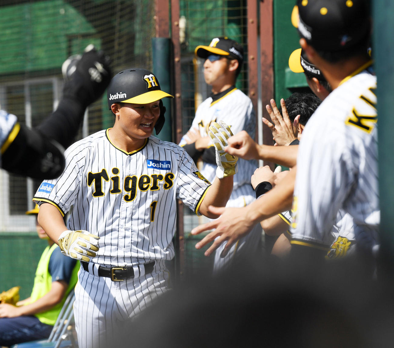 阪神対DeNA 3回裏阪神無死一、二塁、小幡の中前適時打で生還する森下はナインとタッチ（撮影・前岡正明）