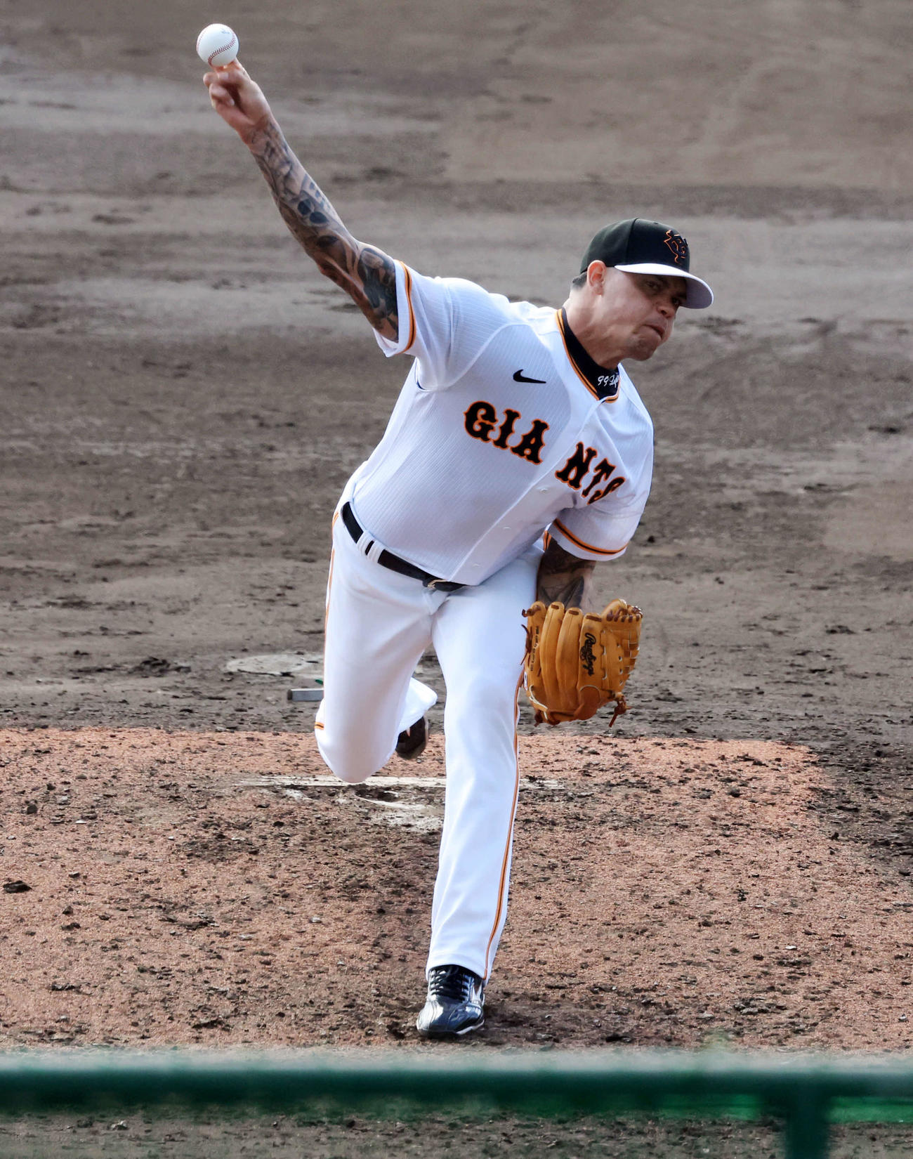 シート打撃で力強い投球を披露するロペス（撮影・浅見桂子）