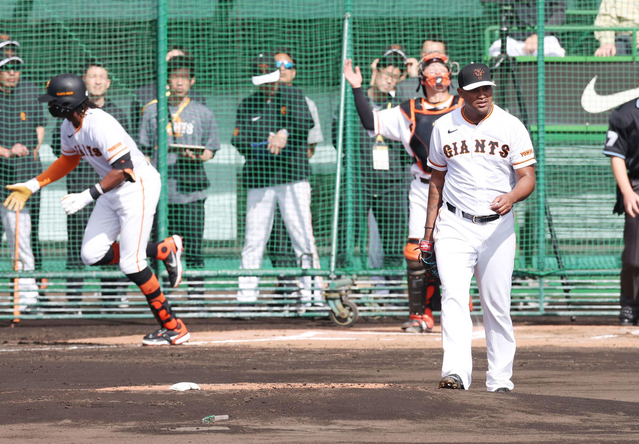 シート打撃で巨人ブリンソン（左）を遊飛に仕留めるメンデス（撮影・宮地輝）