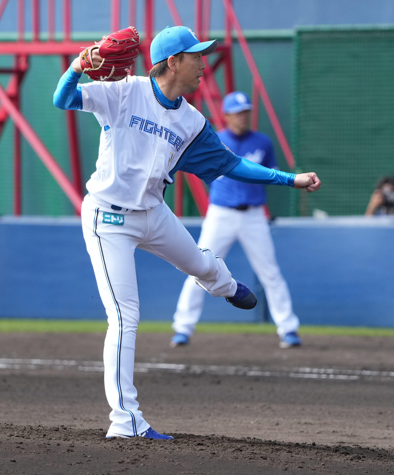 日本ハム対中日　4回表、日本ハム2番手で登板する宮西（撮影・森本幸一）