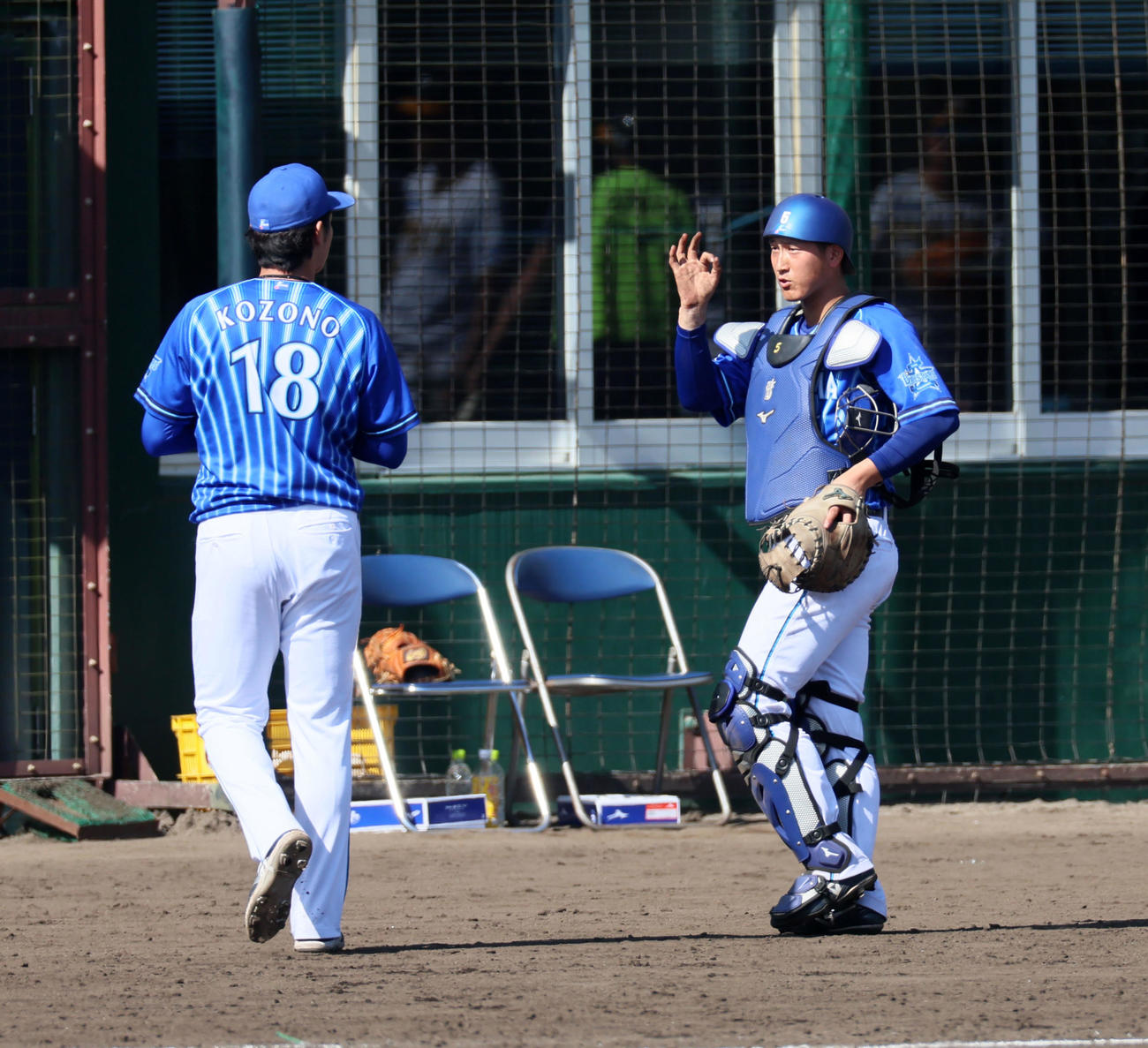 阪神対DeNA 7回裏阪神2死一、三塁、小園（左）は井上を左飛に仕留め手でOKサインを送る松尾（撮影・加藤哉）