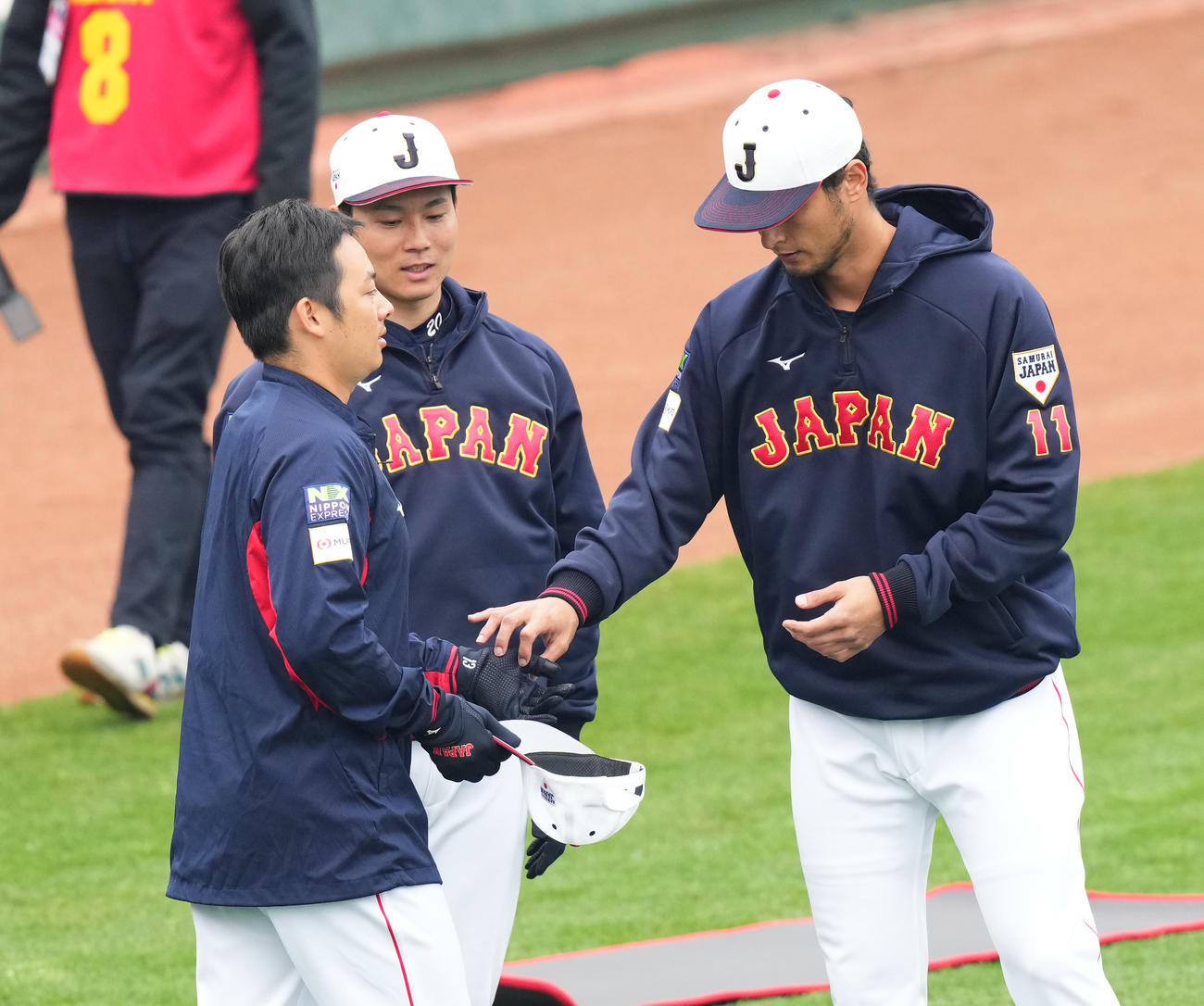 練習前に松井（左）の手を触り話すダルビッシュ有。中央は栗林（撮影・菅敏）