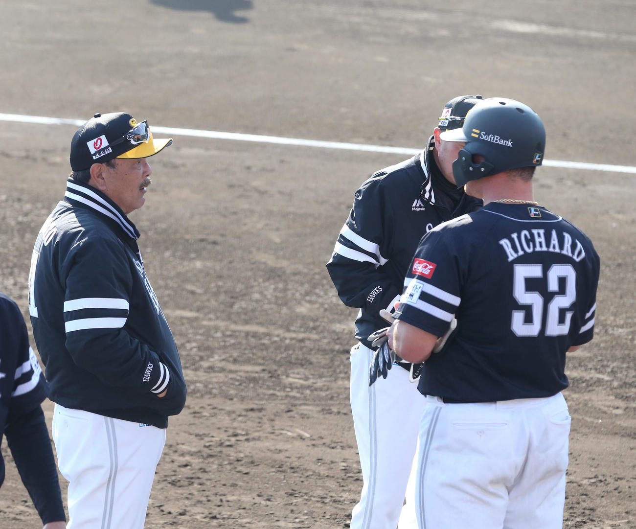 リチャード（右）に話をする藤本監督（2023年2月8日撮影）