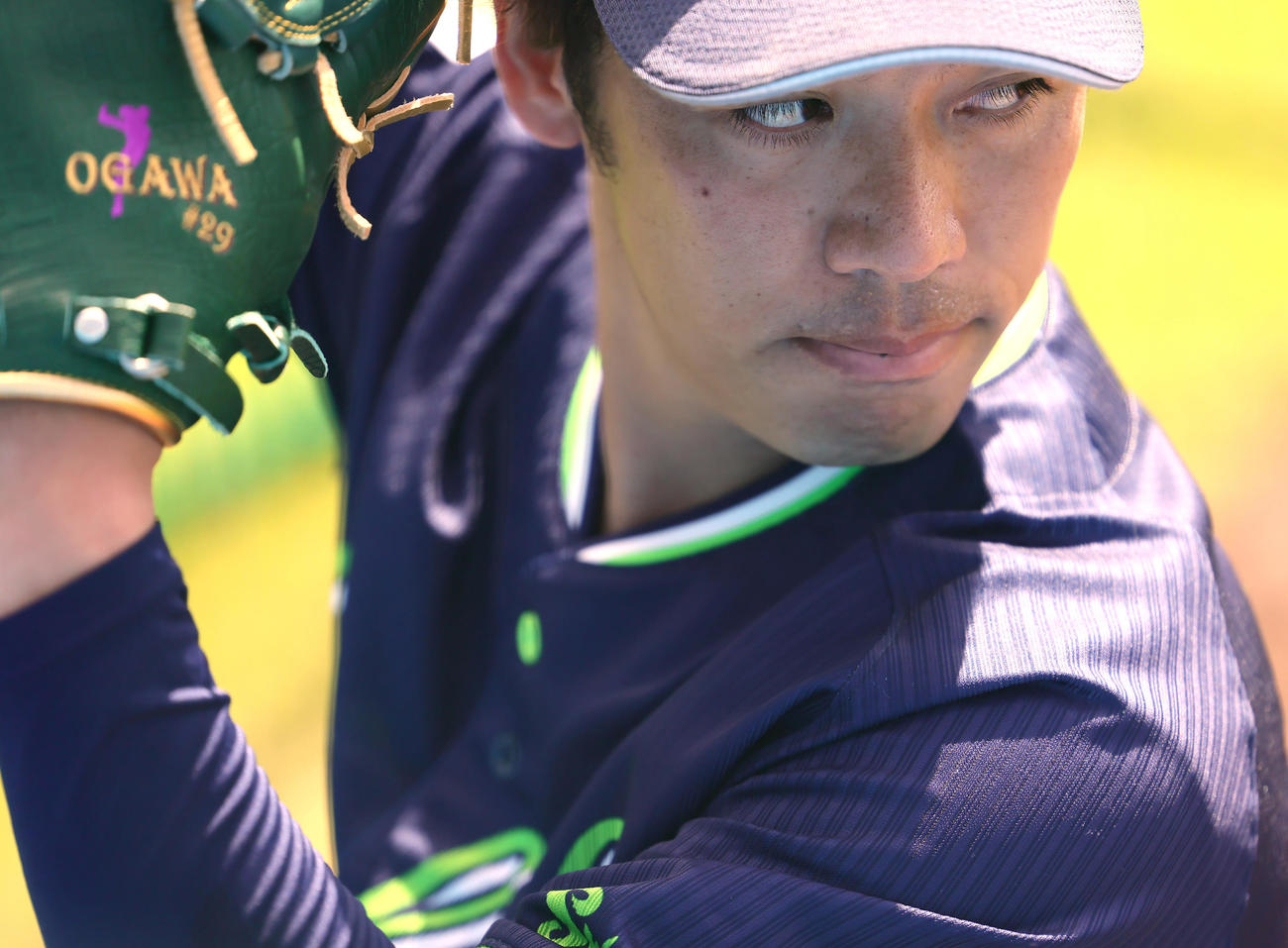ブルペンで投球するヤクルト小川投手。フェンス越し、数十センチの距離の勝負の世界は息をのむ空間です（撮影・足立雅史）