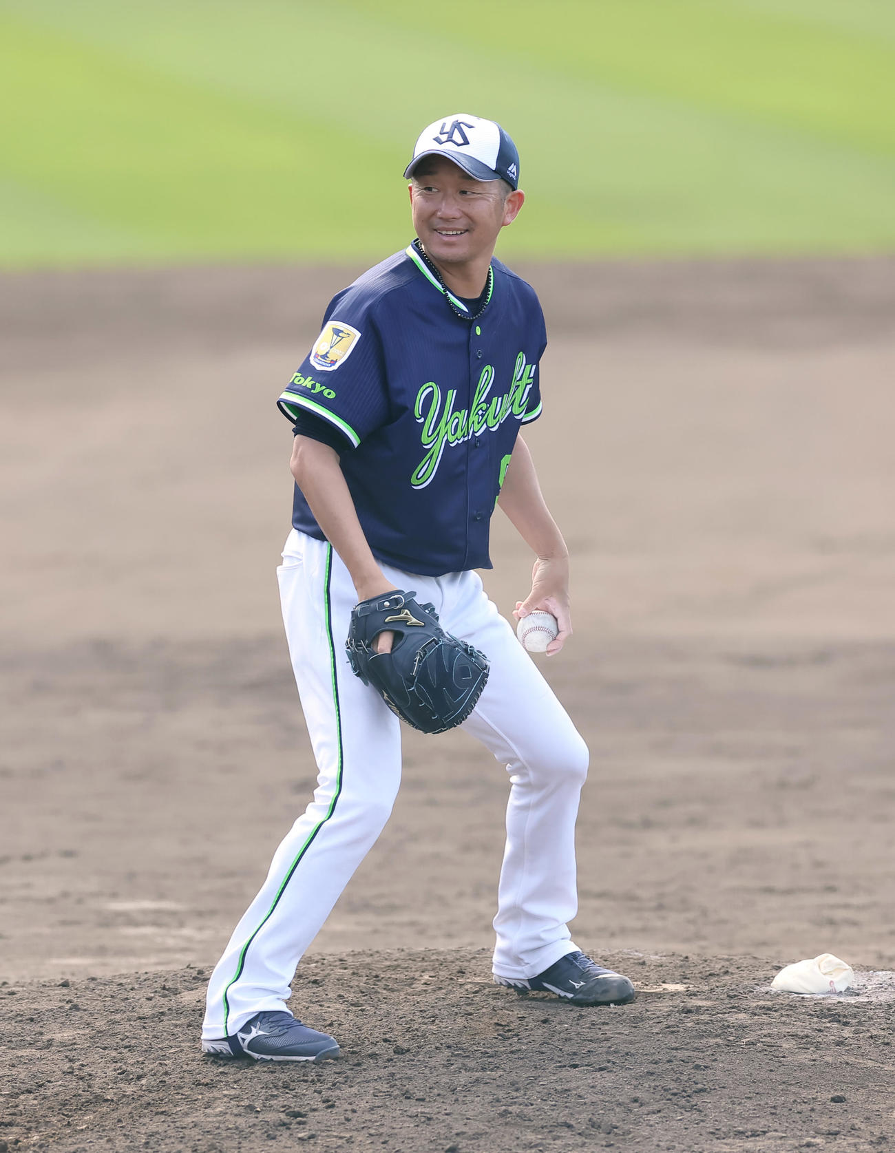 打撃投手を前に、マウンドで笑顔を見せるヤクルト石川（撮影・足立雅史）
