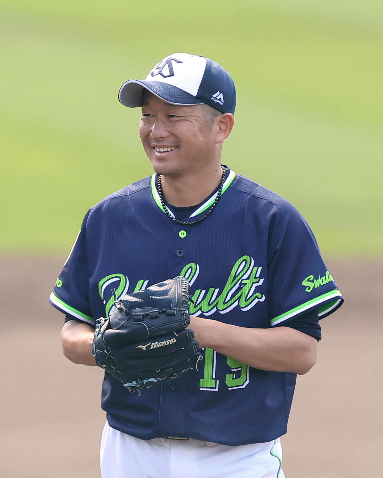 打撃投手を前に、マウンドで笑顔を見せるヤクルト石川（撮影・足立雅史）