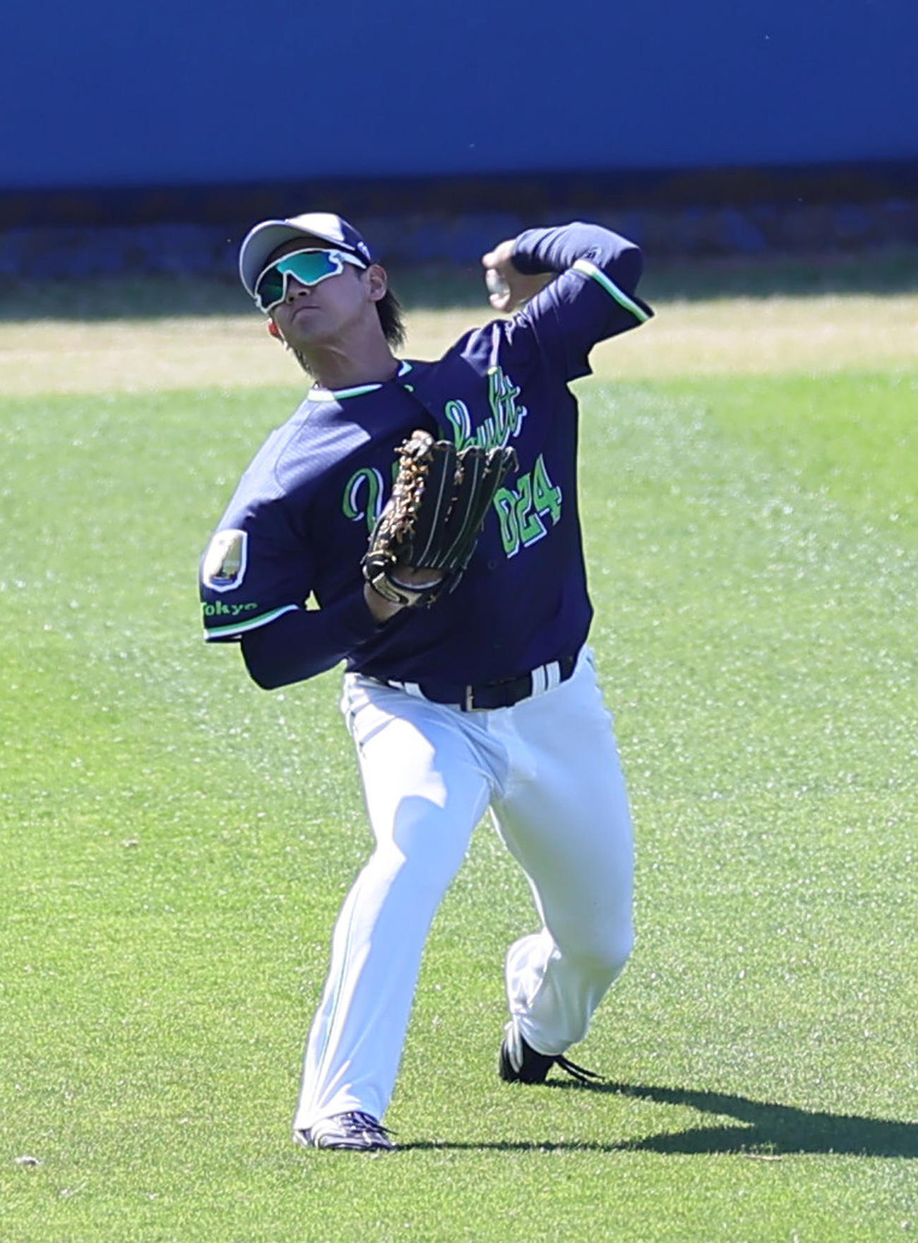 ヤクルト春季キャンプ　外野でシートノックを受けるヤクルト岩田（撮影・足立雅史）