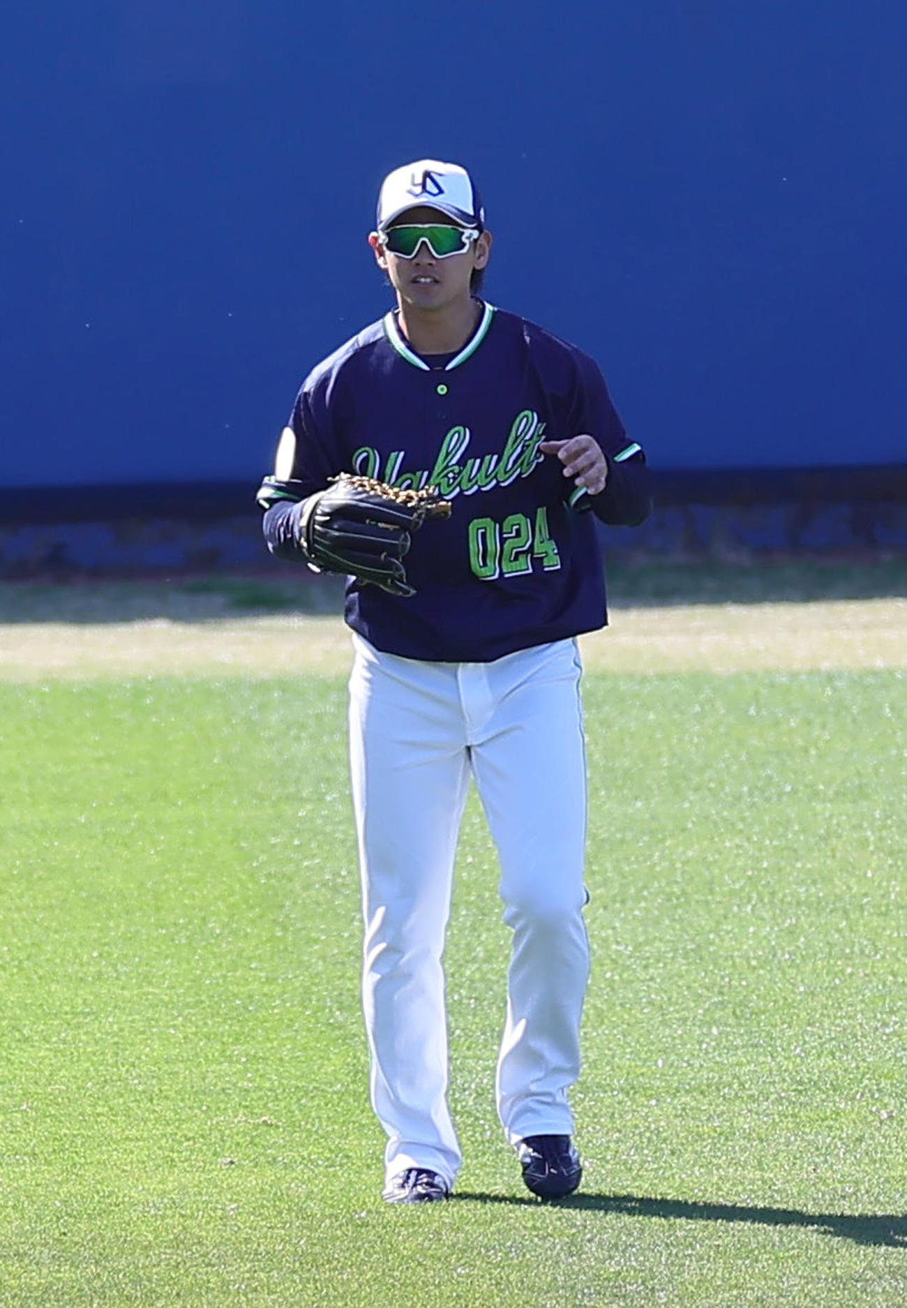 ヤクルト春季キャンプ　外野でシートノックを受けるヤクルト岩田（撮影・足立雅史）