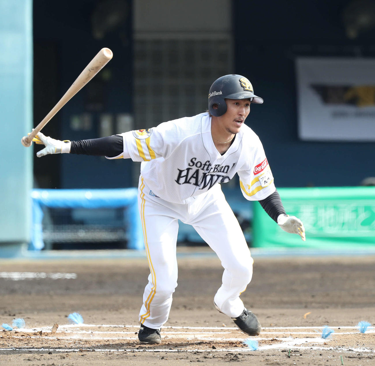 紅白戦の1回裏、三森は左三塁打を放つ（撮影・屋方直哉）