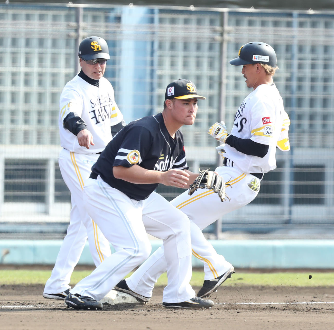紅白戦の1回裏、三森は左三塁打を放つ（撮影・屋方直哉）