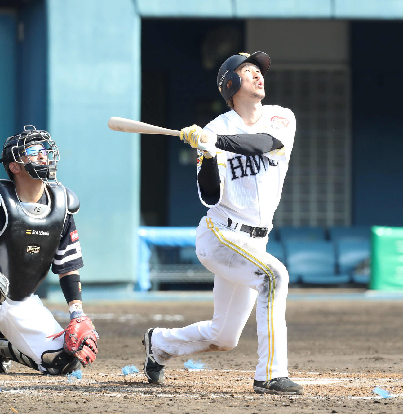 紅白戦3回裏、三森は左前安打を放つ（撮影・屋方直哉）