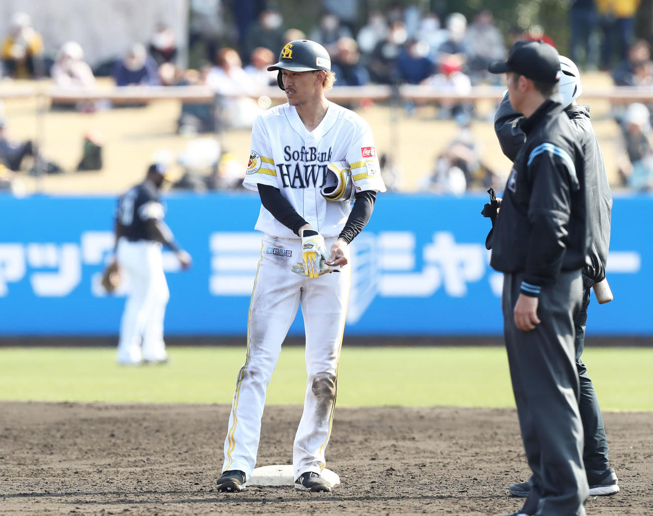 紅白戦の5回裏、三森は左二塁打を放つ（撮影・屋方直哉）