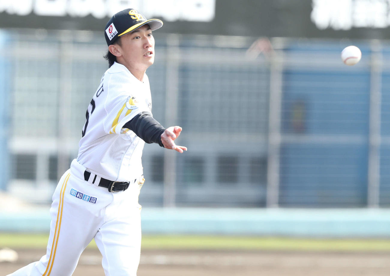 紅白戦1回表、川瀬の投ゴロを処理する大津（撮影・屋方直哉）