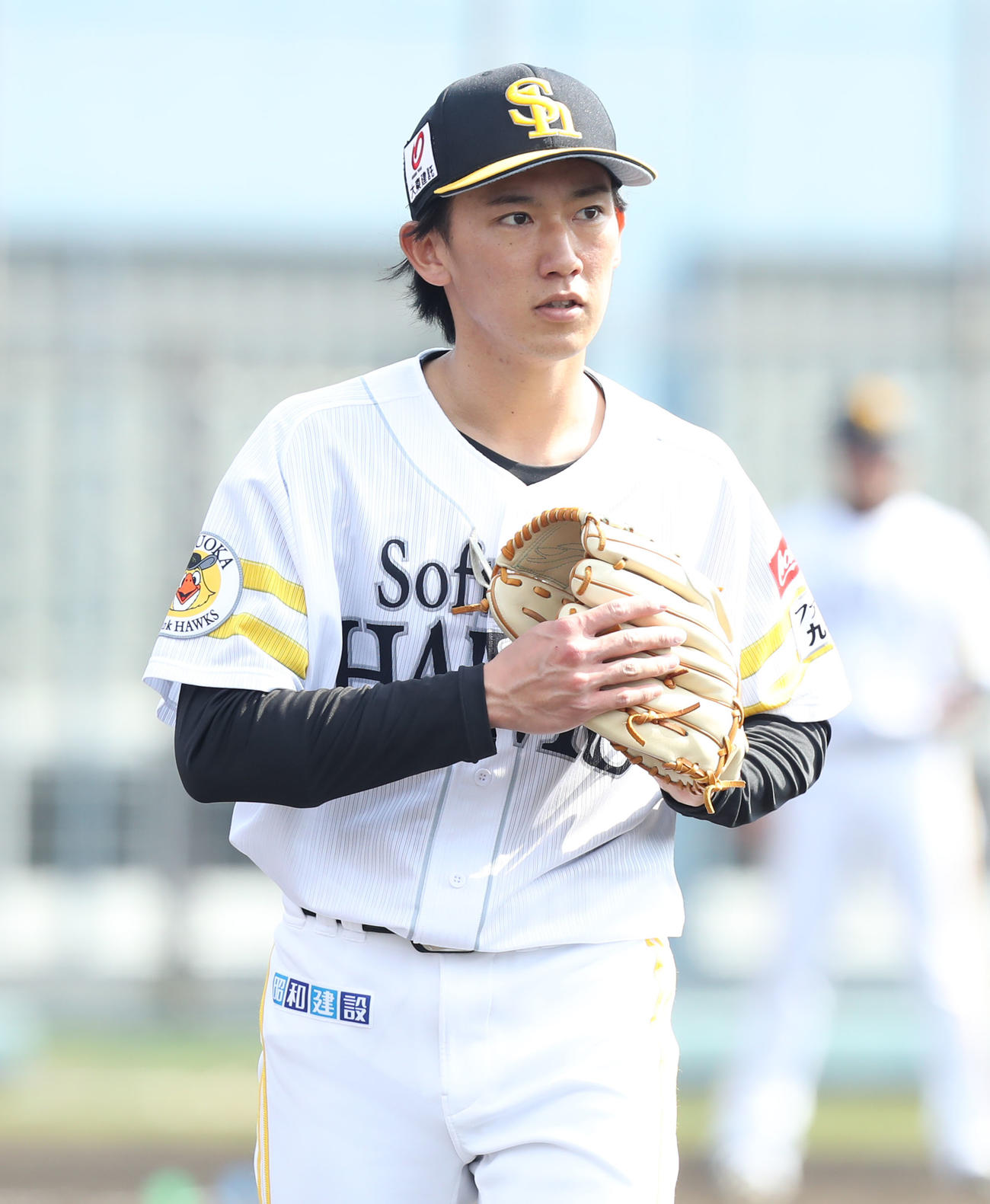 紅白戦の2回表を投げ終え、ベンチ戻る大津（撮影・屋方直哉）