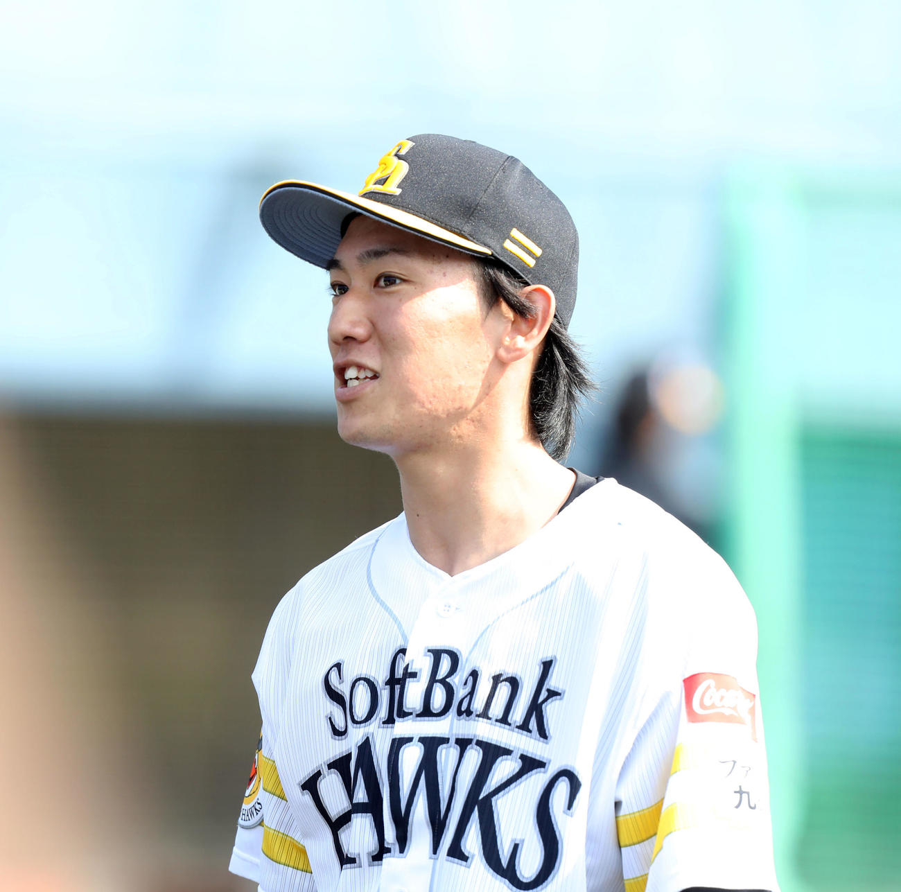 紅白戦の1回表を投げ終え、ベンチ戻る大津（撮影・屋方直哉）