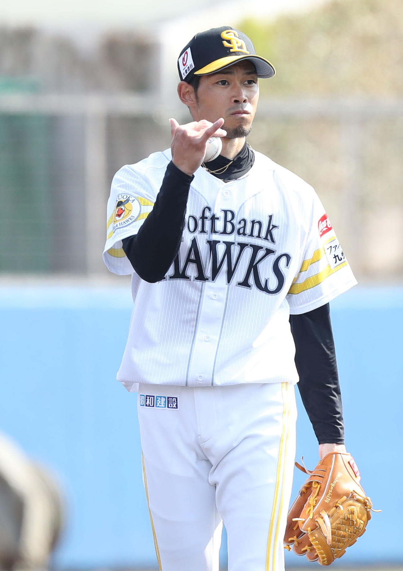 紅白戦の3回表、打者・リチャードを三振に抑え、2死を示す又吉（撮影・屋方直哉）