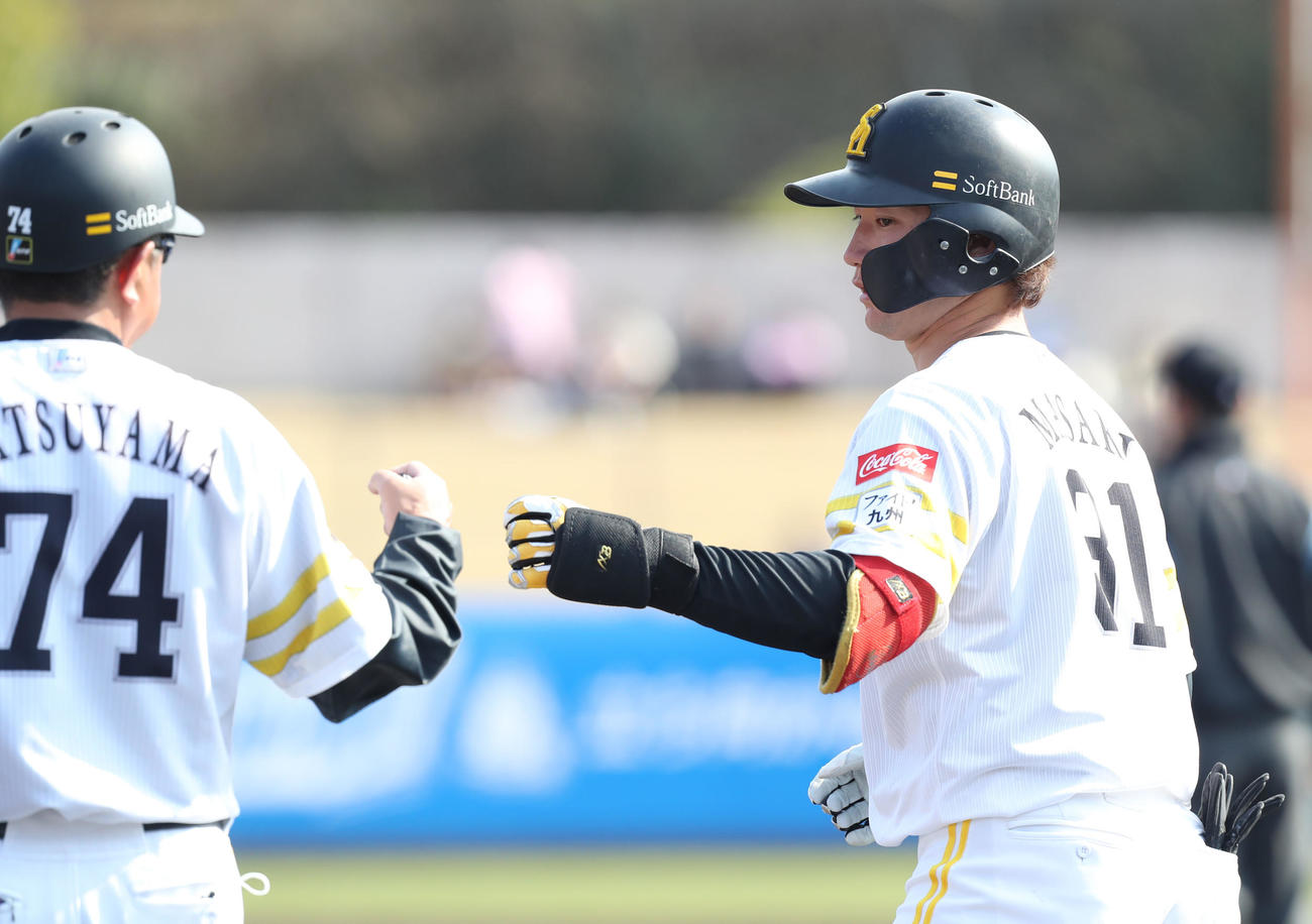 紅白戦の5回裏、正木は中前適時打を放ち、松山内野走塁コーチとタッチを交わす（撮影・屋方直哉）