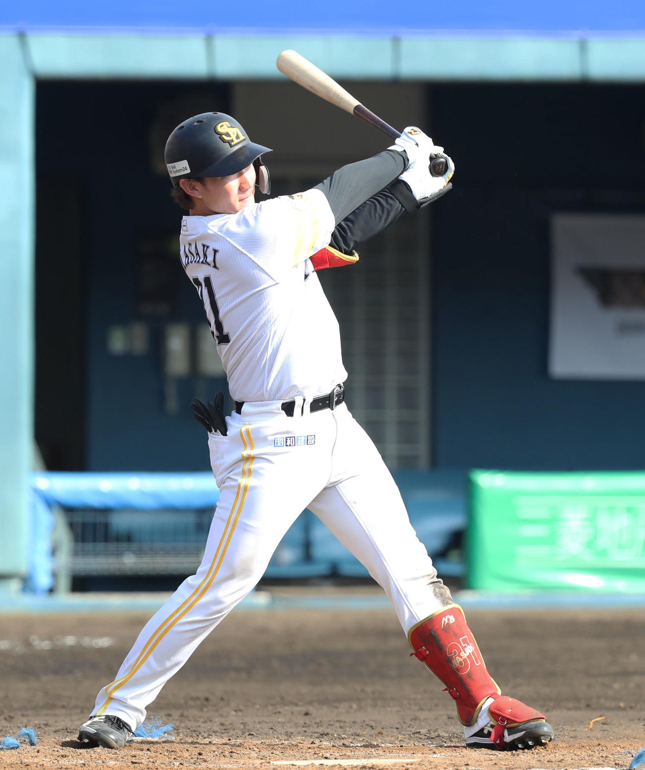 紅白戦の5回裏、正木は中前適時打を放つ（撮影・屋方直哉）