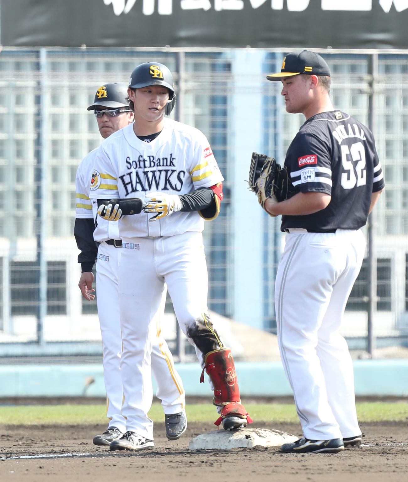 紅白戦の3回裏、正木は2点適時三塁打を放つ（撮影・屋方直哉）